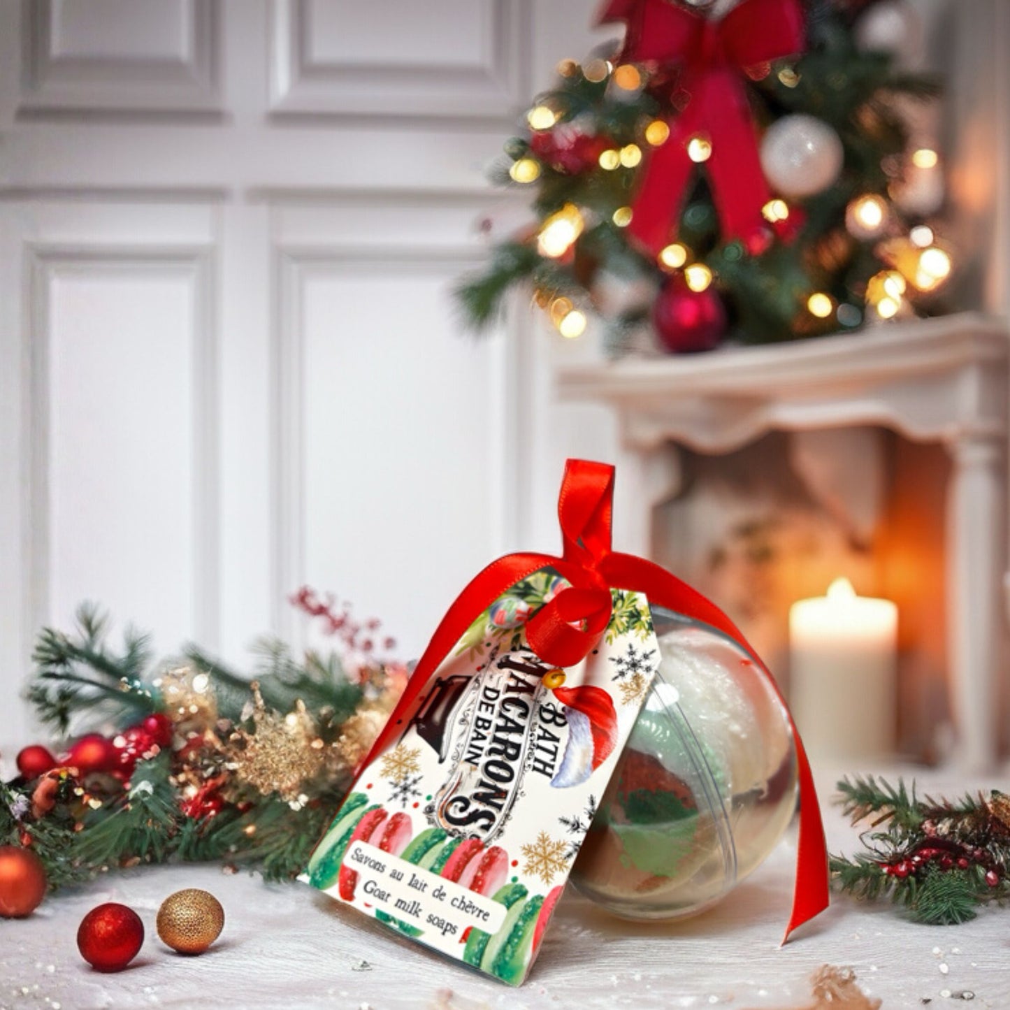 Boule de Noël contenant 3 macarons de savon au lait de chèvre  • Cadeau pratique, festif et original